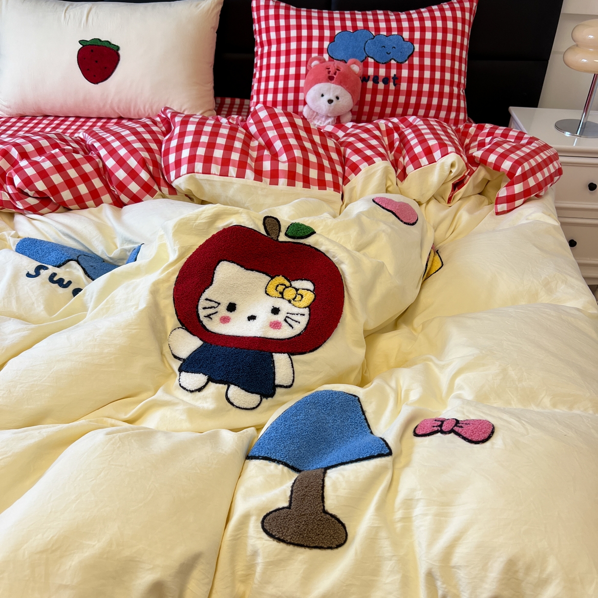 91家纺网 家纺一手货源 找家纺 盼季家纺 2025新款卡通水洗棉毛巾绣四件套 毛巾绣-红格KK猫