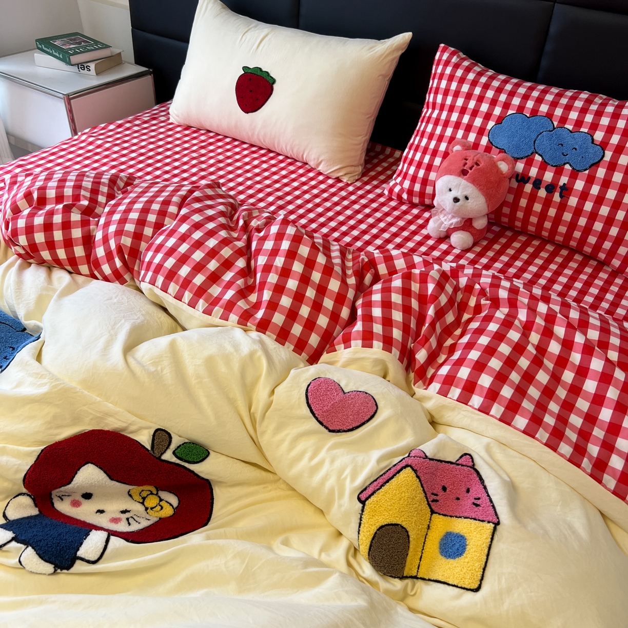 91家纺网 家纺一手货源 找家纺 盼季家纺 2025新款卡通水洗棉毛巾绣四件套 毛巾绣-红格KK猫