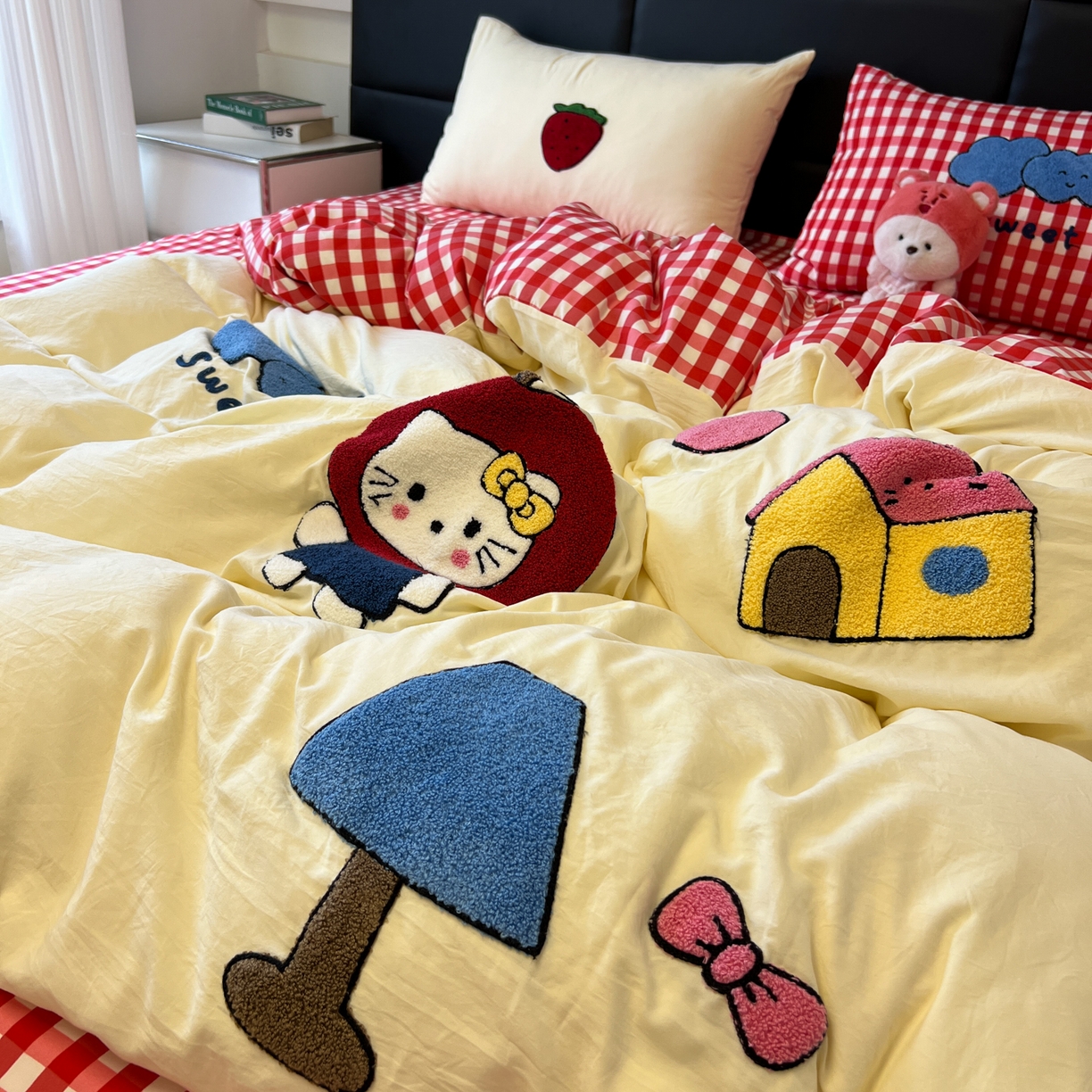 91家纺网 家纺一手货源 找家纺 盼季家纺 2025新款卡通水洗棉毛巾绣四件套 毛巾绣-红格KK猫