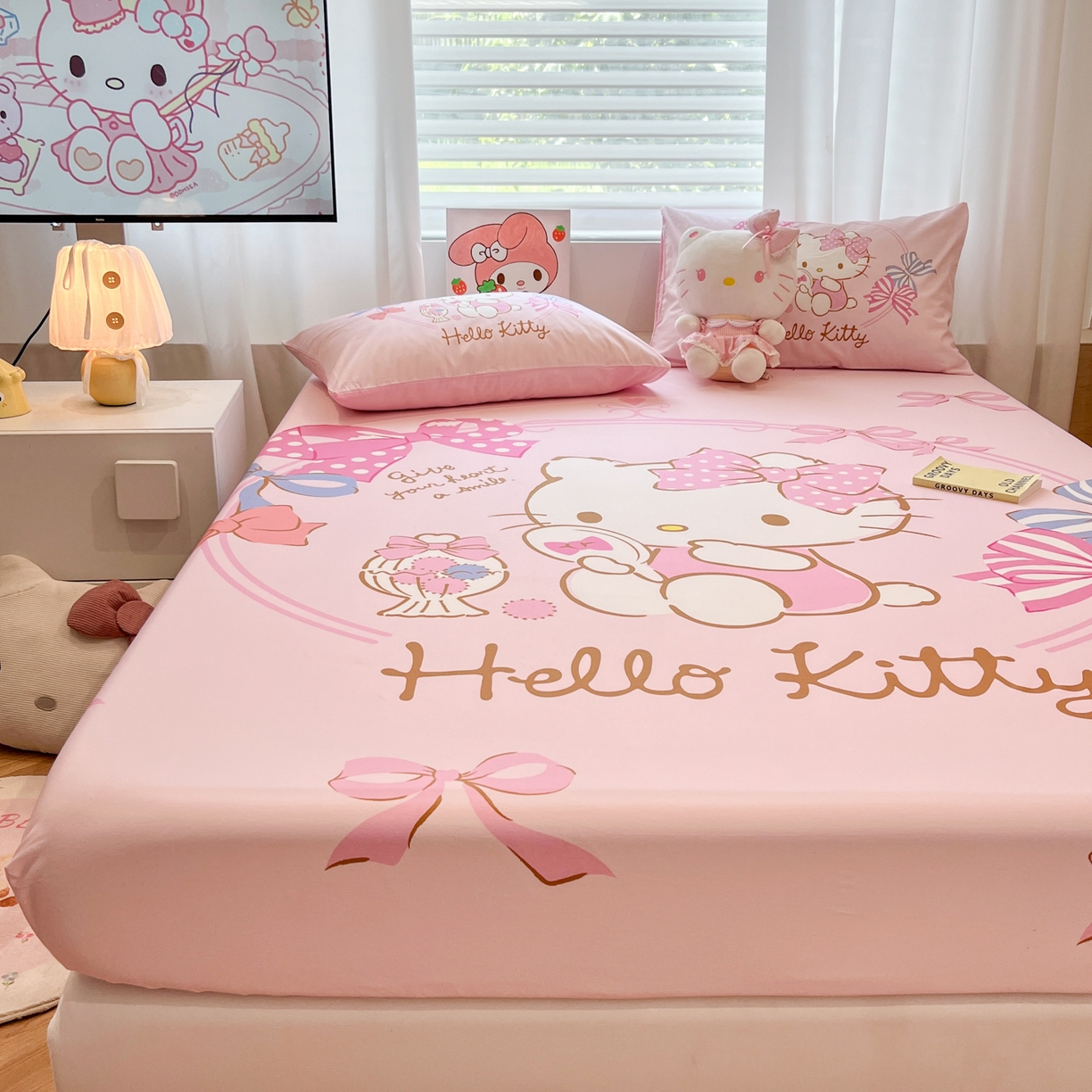 91家纺网 家纺一手货源 找家纺 暮思家居 2025新款正版授权三丽鸥大阪全棉数码印花纯棉单品床笠床笠单件单床笠（专版花型） 棉A版-美美KT