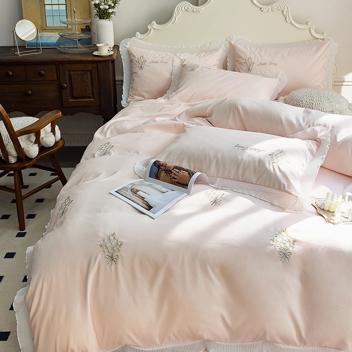 91家纺网 家纺一手货源 找家纺 青泽家纺 2025新款母婴级ins风韩版绣花荷叶边水洗棉磨毛四件套 手捧花玉色