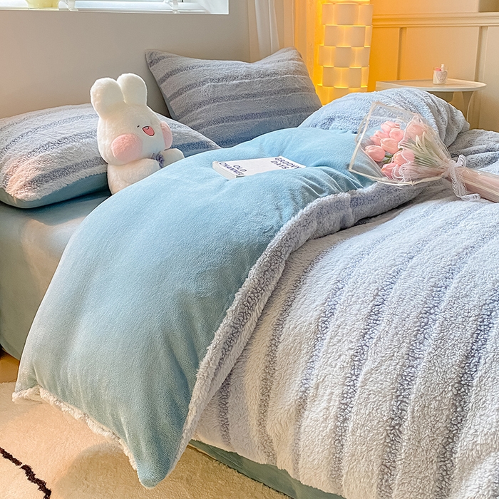 91家纺网 家纺一手货源 找家纺 摩妮卡 2025新款加厚兔兔绒牛奶绒四件套-洛丽塔系列 洛丽塔-湖泊蓝