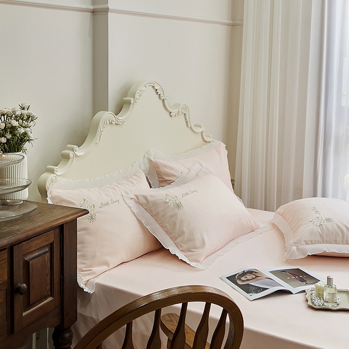 91家纺网 家纺一手货源 找家纺 青泽家纺 2025新款母婴级ins风韩版绣花荷叶边水洗棉磨毛四件套 手捧花玉色