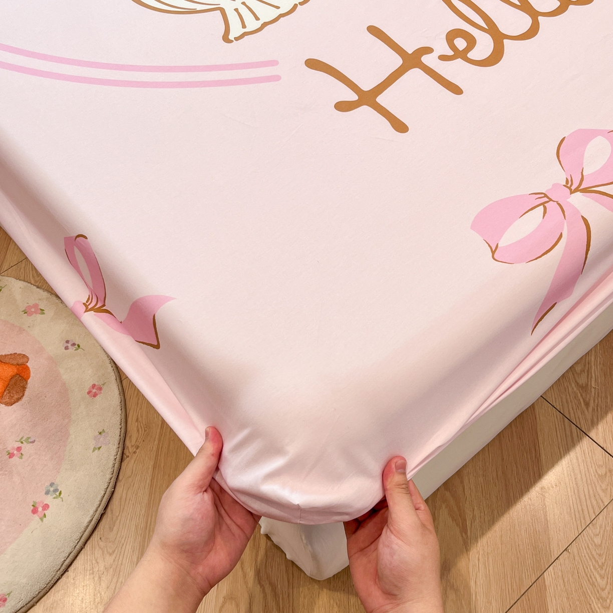 91家纺网 家纺一手货源 找家纺 暮思家居 2025新款正版授权三丽鸥大阪全棉数码印花纯棉单品床笠床笠单件单床笠（专版花型） 棉A版-美美KT