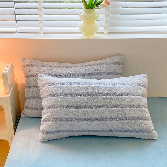 91家纺网 家纺一手货源 找家纺 摩妮卡 2025新款加厚兔兔绒牛奶绒四件套-洛丽塔系列 洛丽塔-湖泊蓝