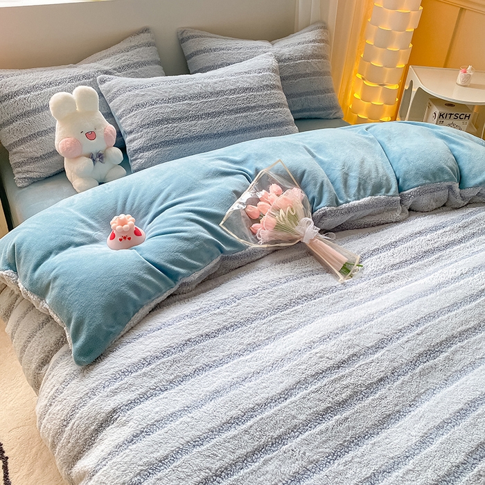 91家纺网 家纺一手货源 找家纺 摩妮卡 2025新款加厚兔兔绒牛奶绒四件套-洛丽塔系列 洛丽塔-湖泊蓝