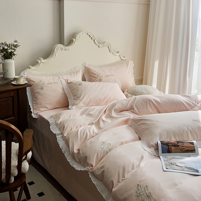 91家纺网 家纺一手货源 找家纺 青泽家纺 2025新款母婴级ins风韩版绣花荷叶边水洗棉磨毛四件套 手捧花玉色