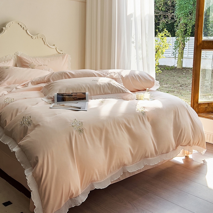 91家纺网 家纺一手货源 找家纺 青泽家纺 2025新款母婴级ins风韩版绣花荷叶边水洗棉磨毛四件套 手捧花玉色