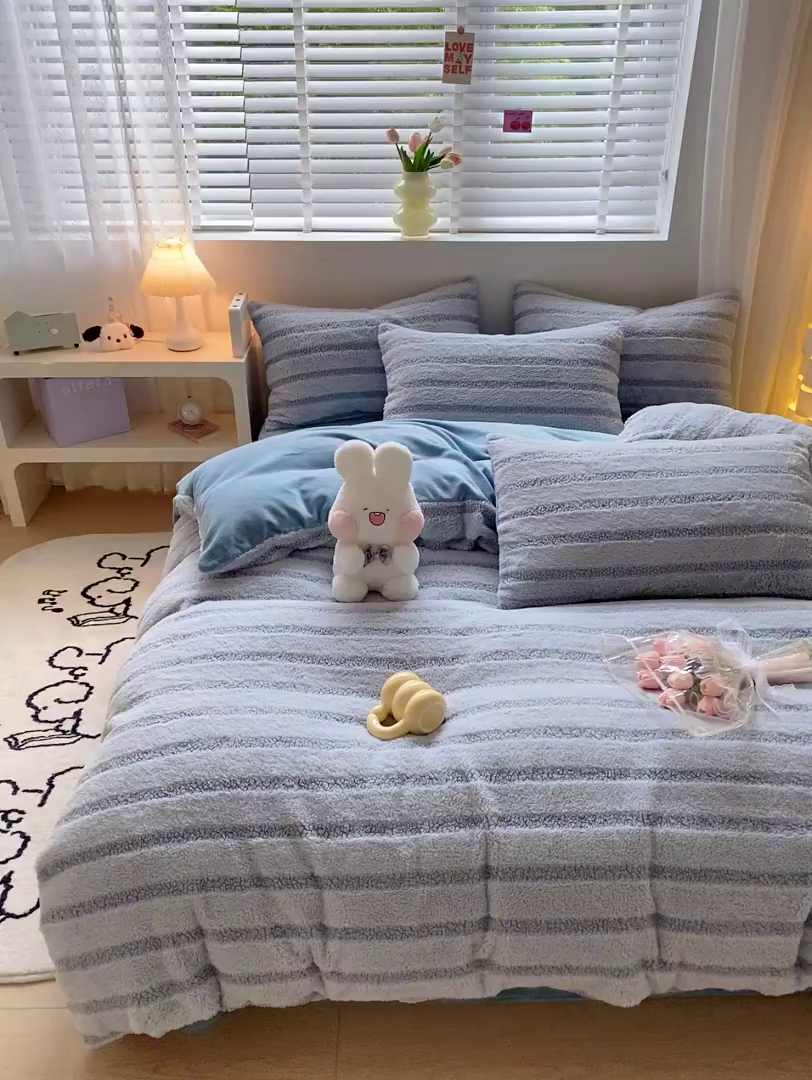 91家纺网 家纺一手货源 找家纺 摩妮卡 2025新款加厚兔兔绒牛奶绒四件套-洛丽塔系列 洛丽塔-湖泊蓝