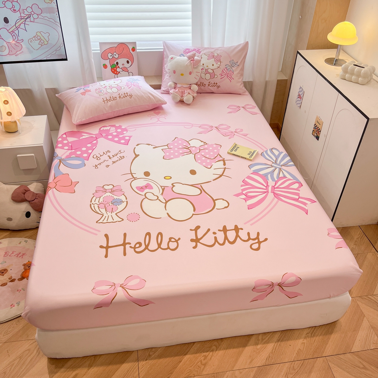 91家纺网 家纺一手货源 找家纺 暮思家居 2025新款正版授权三丽鸥大阪全棉数码印花纯棉单品床笠床笠单件单床笠（专版花型） 棉A版-美美KT