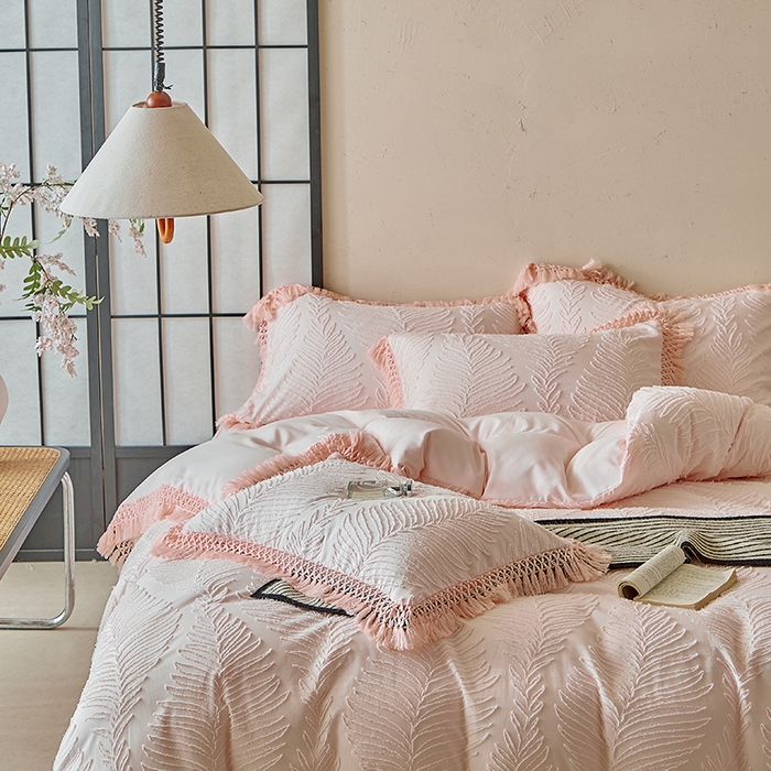 91家纺网 家纺一手货源 找家纺 缘生活 2025新款剪花针叶流苏四件套四季款 民宿首选 剪花针叶浅粉+流苏