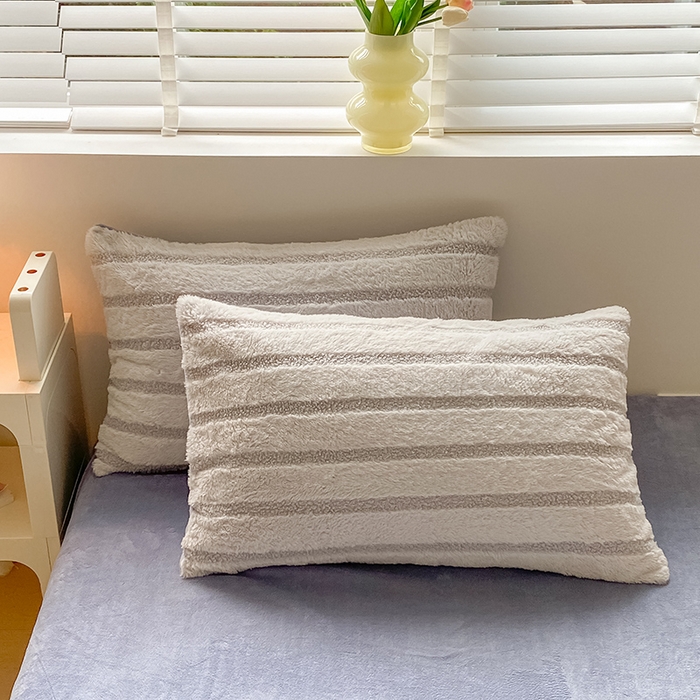 91家纺网 家纺一手货源 找家纺 摩妮卡 2025新款加厚兔兔绒牛奶绒四件套-洛丽塔系列 洛丽塔-蓝灰