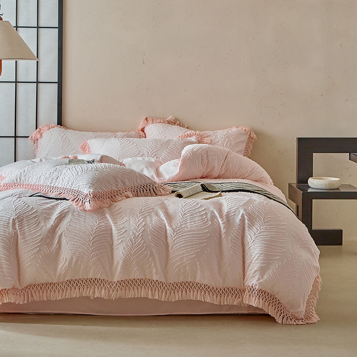 91家纺网 家纺一手货源 找家纺 缘生活 2025新款剪花针叶流苏四件套四季款 民宿首选 剪花针叶浅粉+流苏