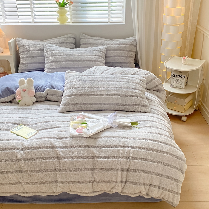 91家纺网 家纺一手货源 找家纺 摩妮卡 2025新款加厚兔兔绒牛奶绒四件套-洛丽塔系列 洛丽塔-蓝灰