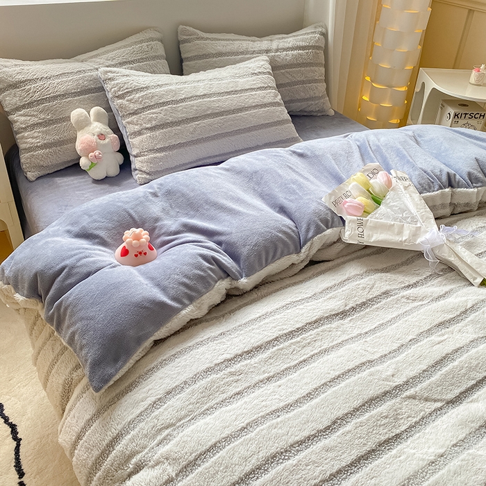 91家纺网 家纺一手货源 找家纺 摩妮卡 2025新款加厚兔兔绒牛奶绒四件套-洛丽塔系列 洛丽塔-蓝灰