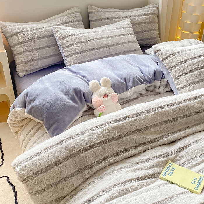 91家纺网 家纺一手货源 找家纺 摩妮卡 2025新款加厚兔兔绒牛奶绒四件套-洛丽塔系列 洛丽塔-蓝灰