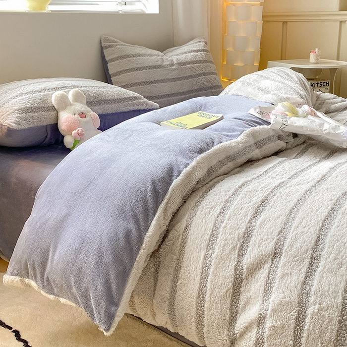 91家纺网 家纺一手货源 找家纺 摩妮卡 2025新款加厚兔兔绒牛奶绒四件套-洛丽塔系列 洛丽塔-蓝灰