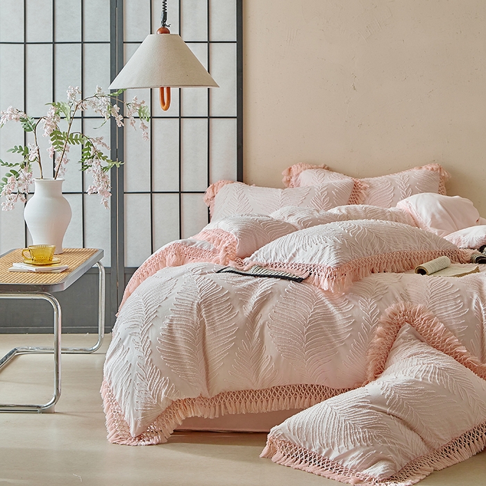 91家纺网 家纺一手货源 找家纺 缘生活 2025新款剪花针叶流苏四件套四季款 民宿首选 剪花针叶浅粉+流苏