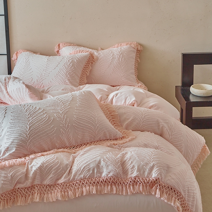 91家纺网 家纺一手货源 找家纺 缘生活 2025新款剪花针叶流苏四件套四季款 民宿首选 剪花针叶浅粉+流苏