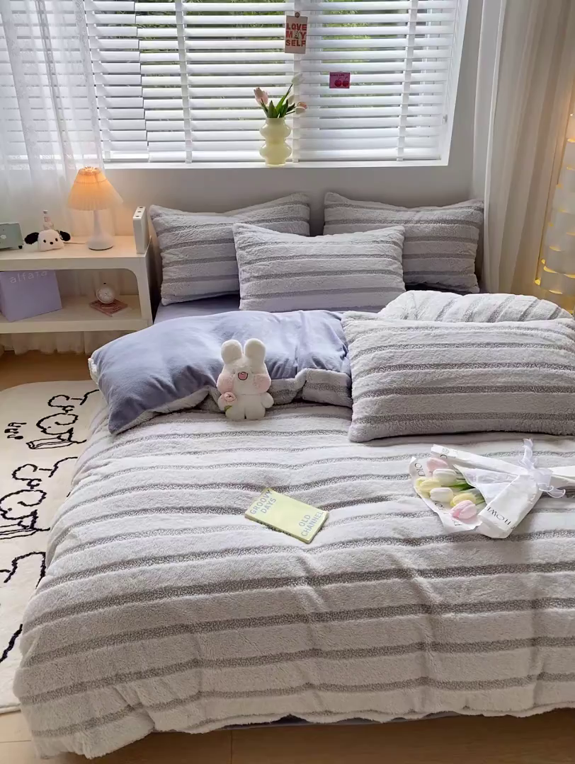 91家纺网 家纺一手货源 找家纺 摩妮卡 2025新款加厚兔兔绒牛奶绒四件套-洛丽塔系列 洛丽塔-蓝灰