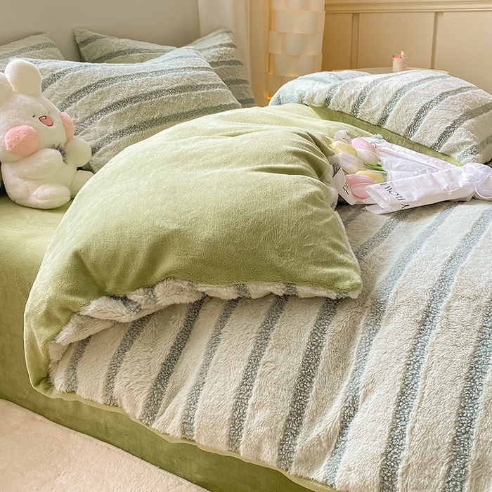 91家纺网 家纺一手货源 找家纺 摩妮卡 2025新款加厚兔兔绒牛奶绒四件套-洛丽塔系列 洛丽塔-暮光绿