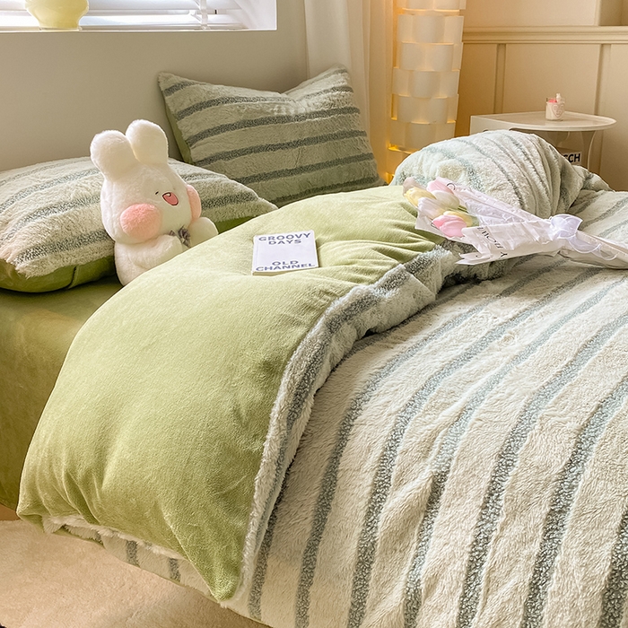 91家纺网 家纺一手货源 找家纺 摩妮卡 2025新款加厚兔兔绒牛奶绒四件套-洛丽塔系列 洛丽塔-暮光绿