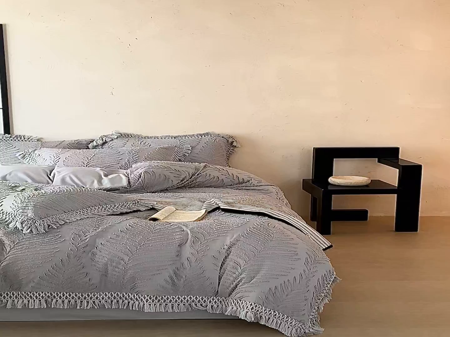 91家纺网 家纺一手货源 找家纺 缘生活 2025新款剪花针叶流苏四件套四季款 民宿首选 剪花针叶浅灰+流苏