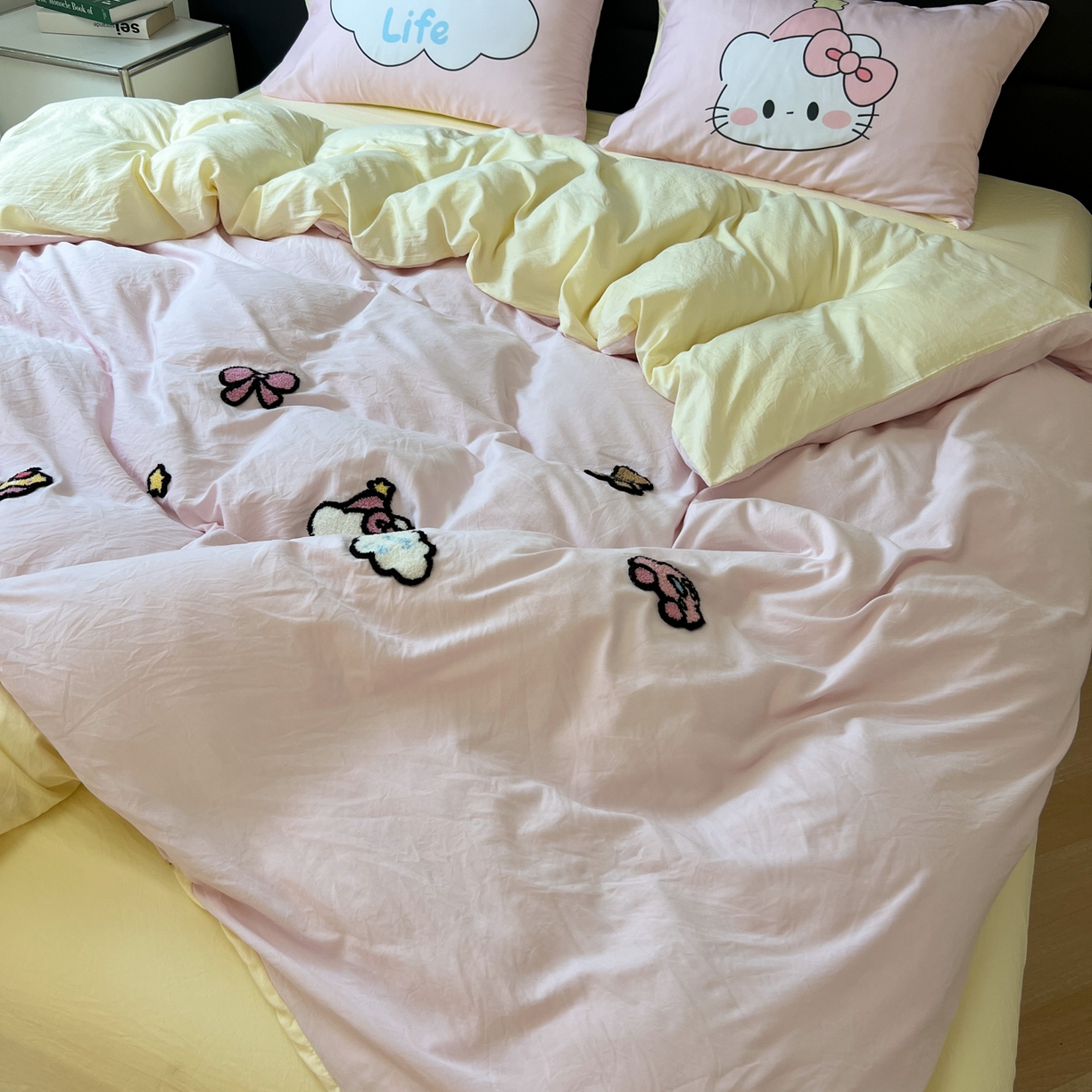 91家纺网 家纺一手货源 找家纺 盼季家纺 2025新款卡通水洗棉毛巾绣四件套 毛巾绣-猫咪聚会粉