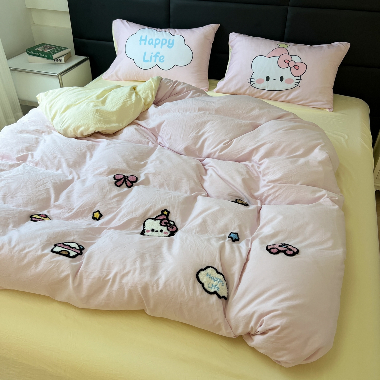 91家纺网 家纺一手货源 找家纺 盼季家纺 2025新款卡通水洗棉毛巾绣四件套 毛巾绣-猫咪聚会粉