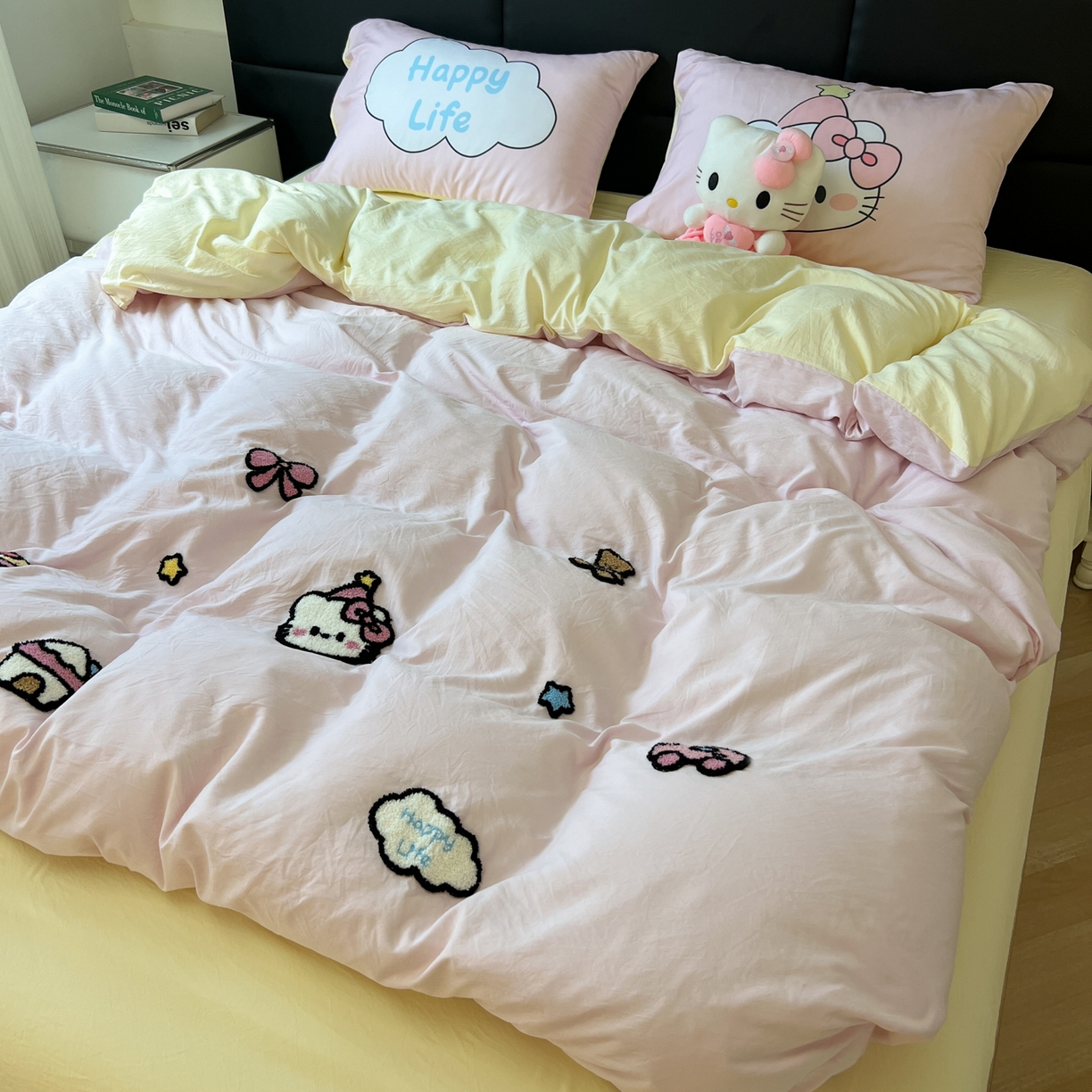 91家纺网 家纺一手货源 找家纺 盼季家纺 2025新款卡通水洗棉毛巾绣四件套 毛巾绣-猫咪聚会粉