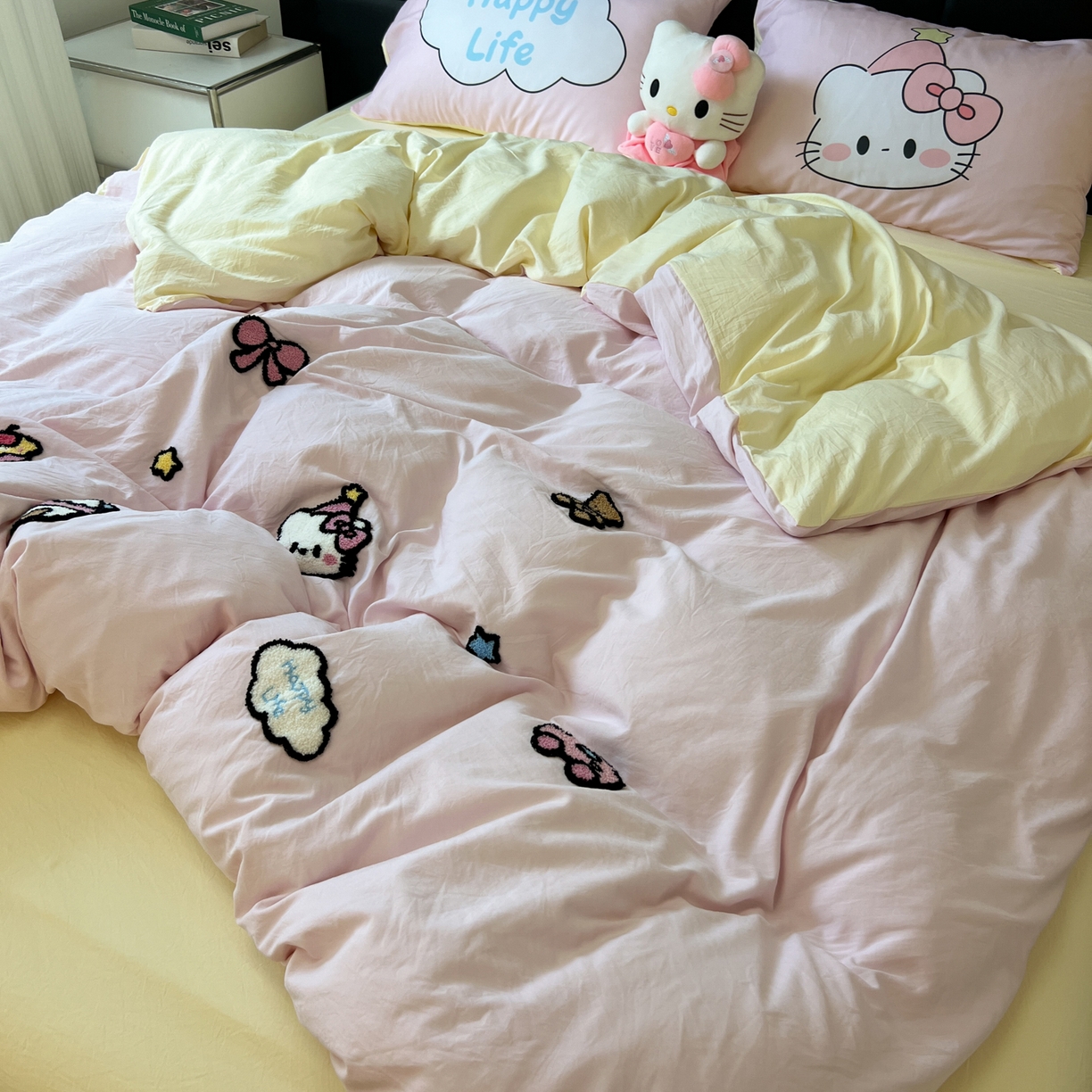 91家纺网 家纺一手货源 找家纺 盼季家纺 2025新款卡通水洗棉毛巾绣四件套 毛巾绣-猫咪聚会粉