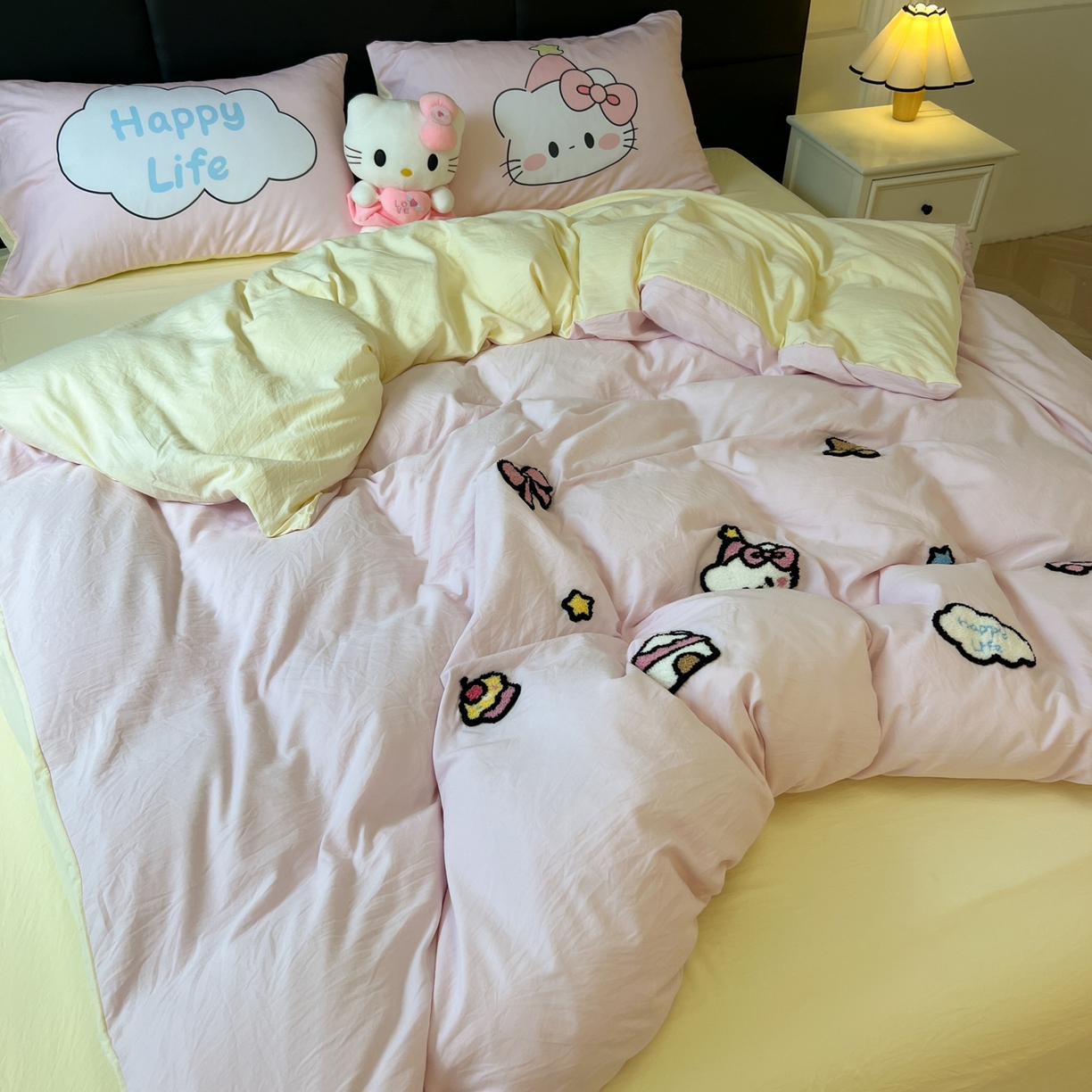 91家纺网 家纺一手货源 找家纺 盼季家纺 2025新款卡通水洗棉毛巾绣四件套 毛巾绣-猫咪聚会粉