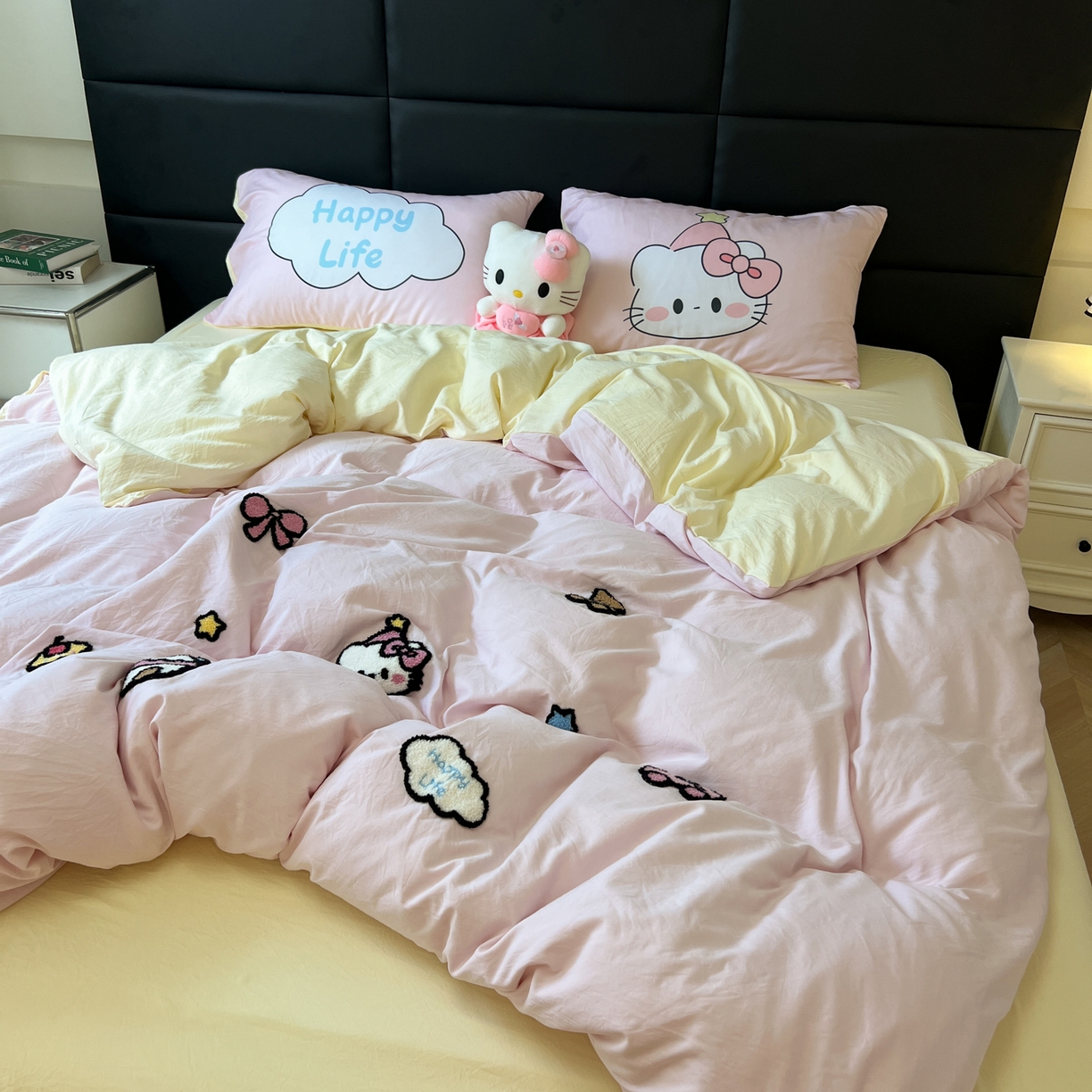 91家纺网 家纺一手货源 找家纺 盼季家纺 2025新款卡通水洗棉毛巾绣四件套 毛巾绣-猫咪聚会粉