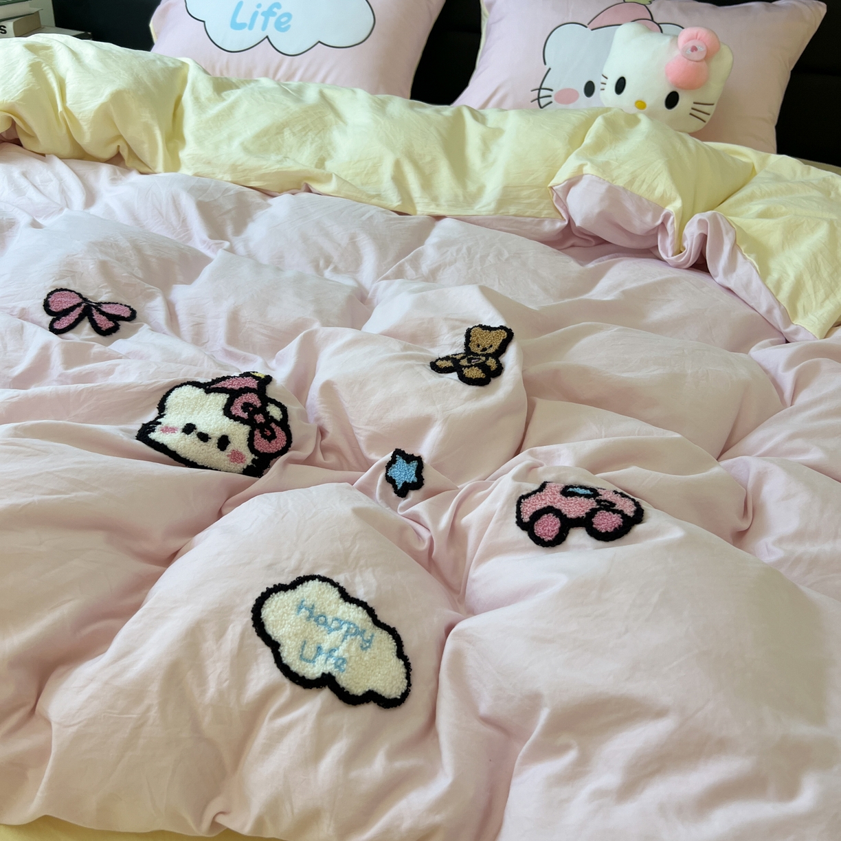 91家纺网 家纺一手货源 找家纺 盼季家纺 2025新款卡通水洗棉毛巾绣四件套 毛巾绣-猫咪聚会粉