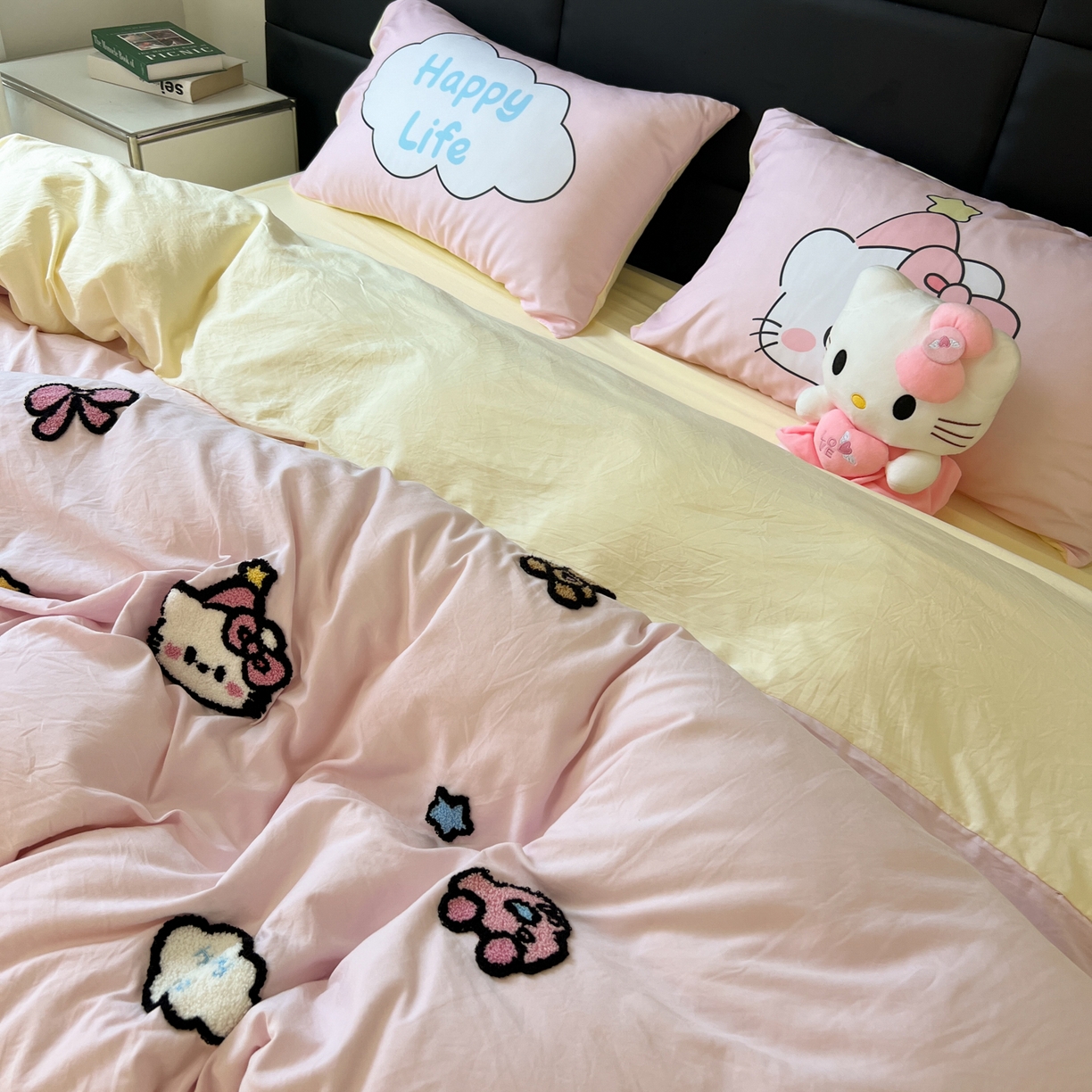 91家纺网 家纺一手货源 找家纺 盼季家纺 2025新款卡通水洗棉毛巾绣四件套 毛巾绣-猫咪聚会粉