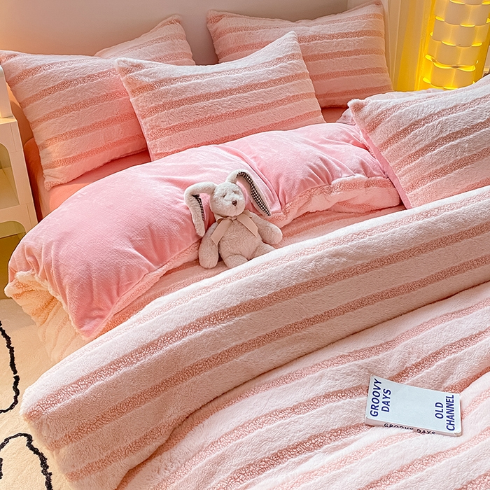 91家纺网 家纺一手货源 找家纺 摩妮卡 2025新款加厚兔兔绒牛奶绒四件套-洛丽塔系列 洛丽塔-妮妮粉