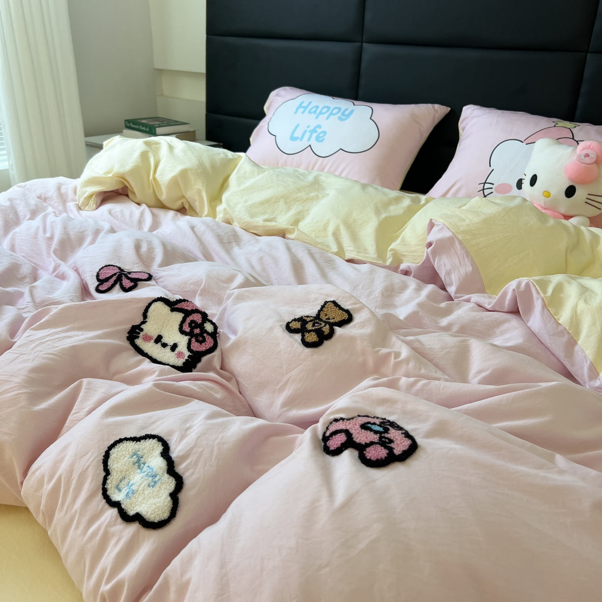 91家纺网 家纺一手货源 找家纺 盼季家纺 2025新款卡通水洗棉毛巾绣四件套 毛巾绣-猫咪聚会粉