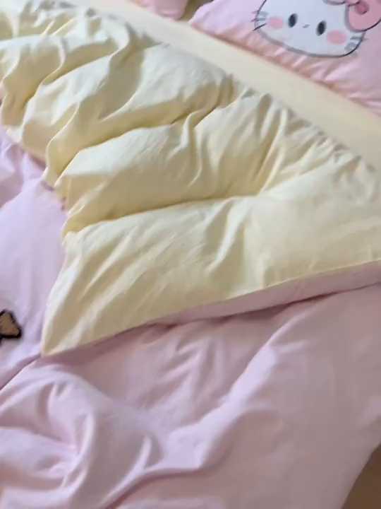 91家纺网 家纺一手货源 找家纺 盼季家纺 2025新款卡通水洗棉毛巾绣四件套 毛巾绣-猫咪聚会粉