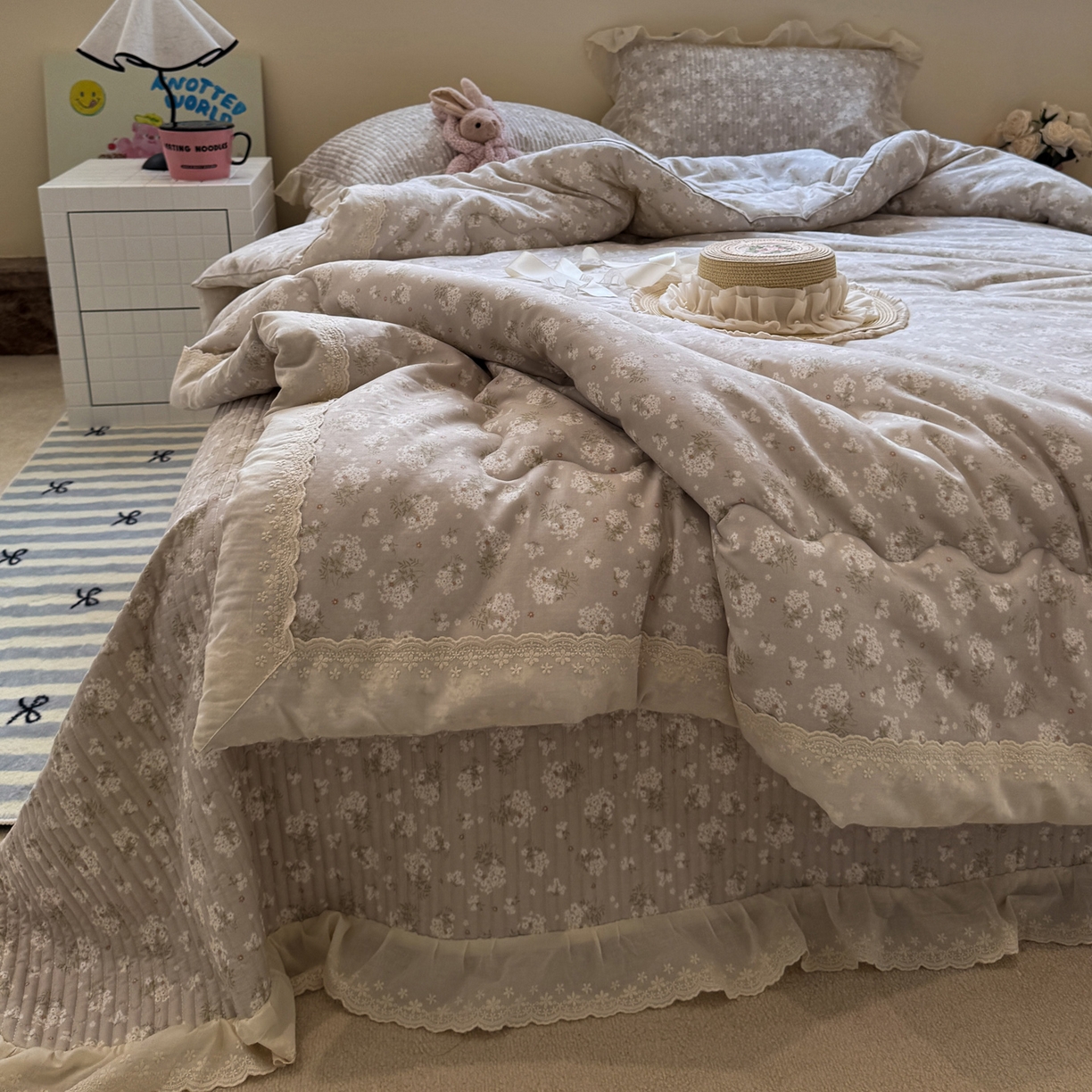 91家纺网 家纺一手货源 找家纺 一加一 2025新款田园风全棉纯棉双层纱床盖冬被被子被芯四件套 杏花小镇-驼