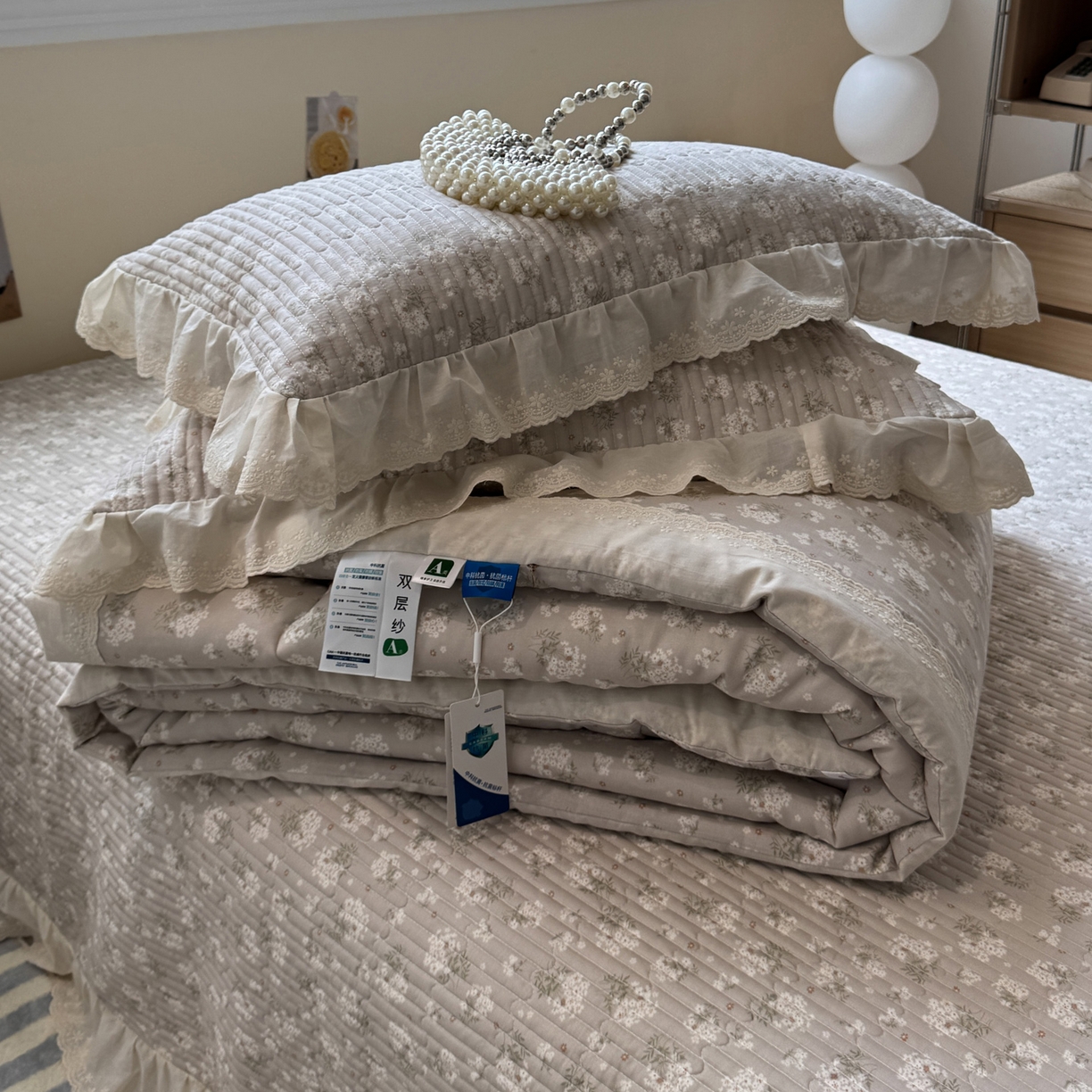 91家纺网 家纺一手货源 找家纺 一加一 2025新款田园风全棉纯棉双层纱床盖冬被被子被芯四件套 杏花小镇-驼
