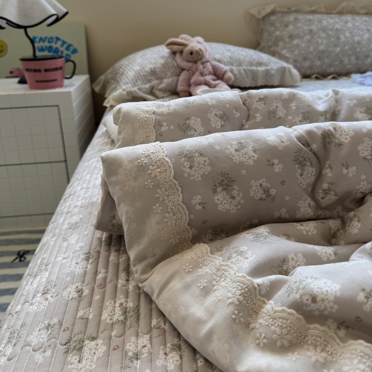 91家纺网 家纺一手货源 找家纺 一加一 2025新款田园风全棉纯棉双层纱床盖冬被被子被芯四件套 杏花小镇-驼