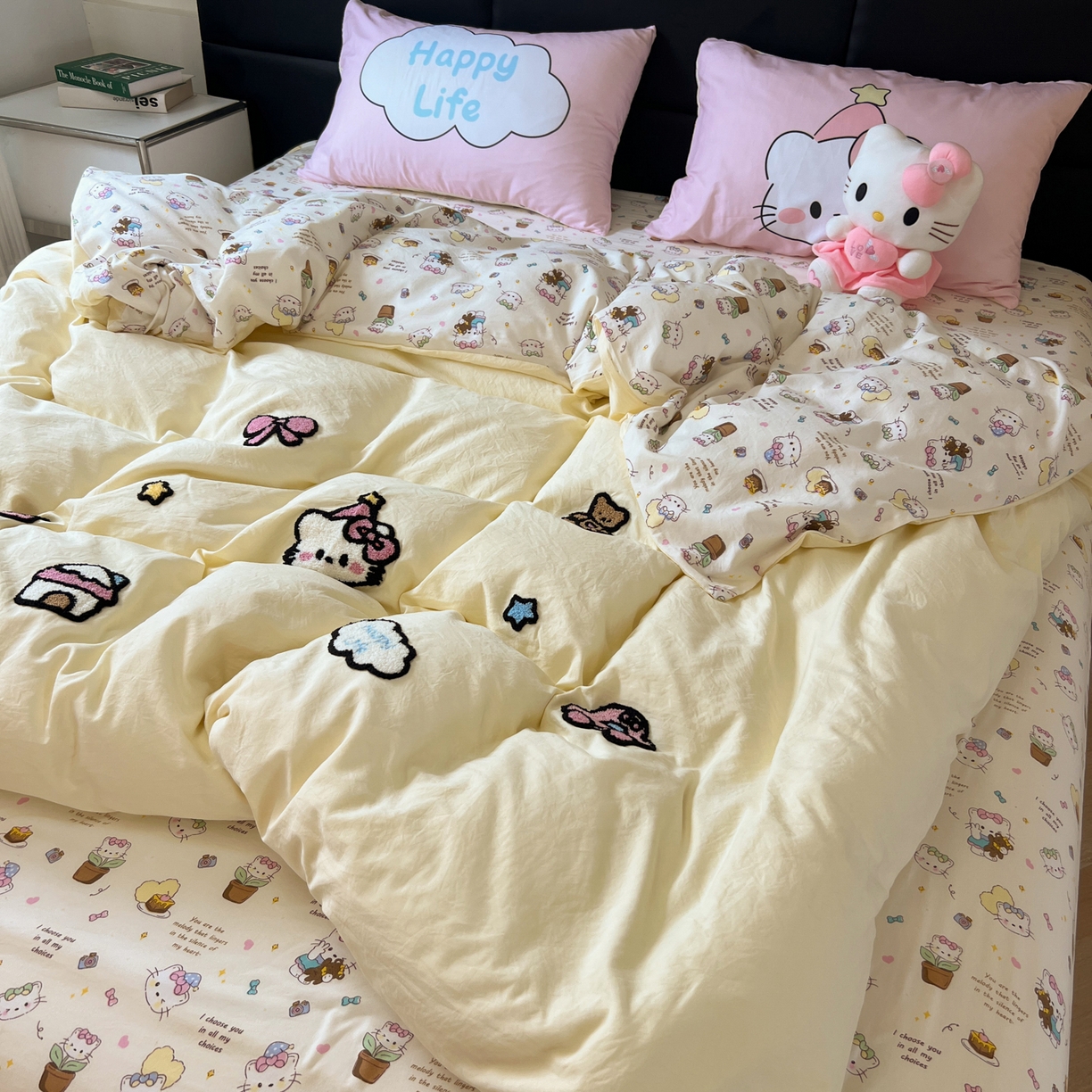 91家纺网 家纺一手货源 找家纺 盼季家纺 2025新款卡通水洗棉毛巾绣四件套 毛巾绣-猫咪聚会黄