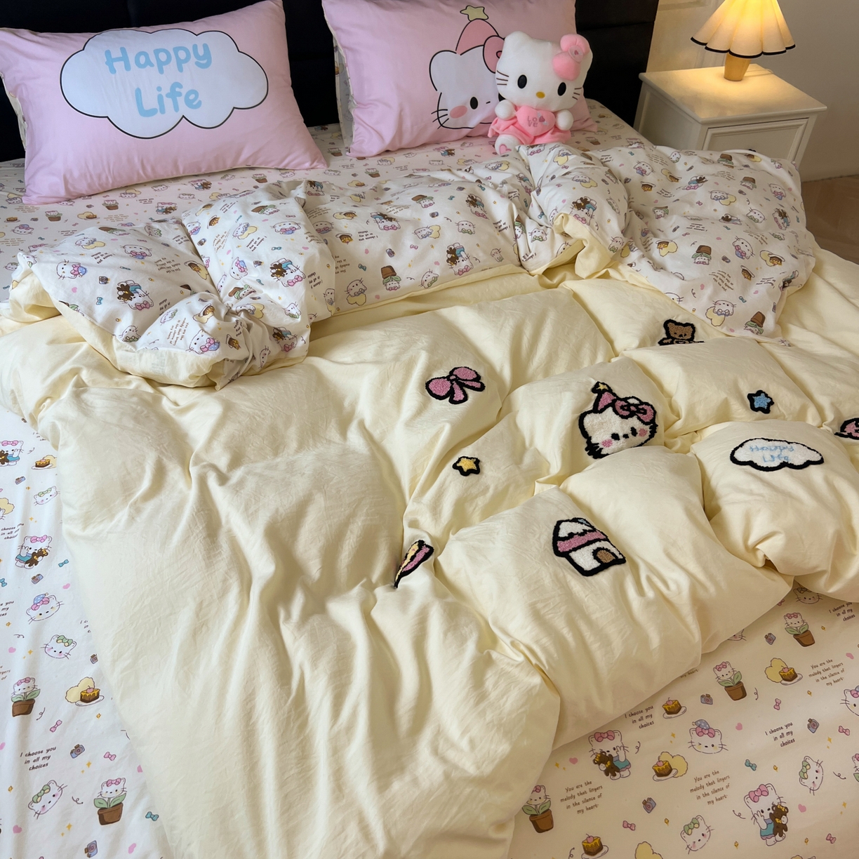 91家纺网 家纺一手货源 找家纺 盼季家纺 2025新款卡通水洗棉毛巾绣四件套 毛巾绣-猫咪聚会黄