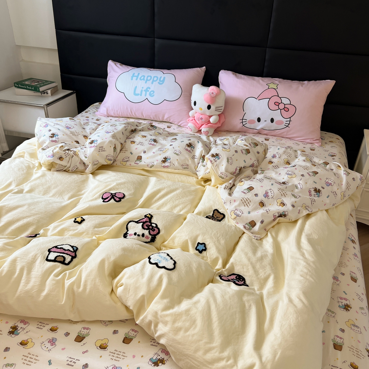 91家纺网 家纺一手货源 找家纺 盼季家纺 2025新款卡通水洗棉毛巾绣四件套 毛巾绣-猫咪聚会黄