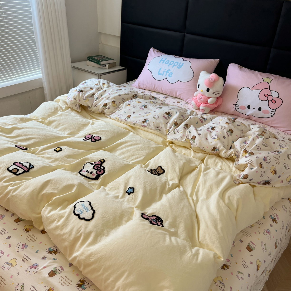 91家纺网 家纺一手货源 找家纺 盼季家纺 2025新款卡通水洗棉毛巾绣四件套 毛巾绣-猫咪聚会黄