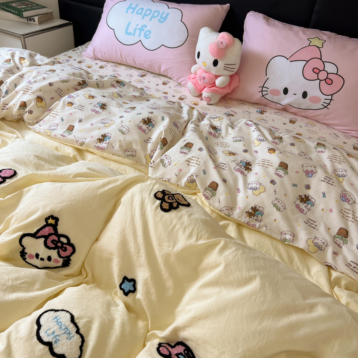 91家纺网 家纺一手货源 找家纺 盼季家纺 2025新款卡通水洗棉毛巾绣四件套 毛巾绣-猫咪聚会黄