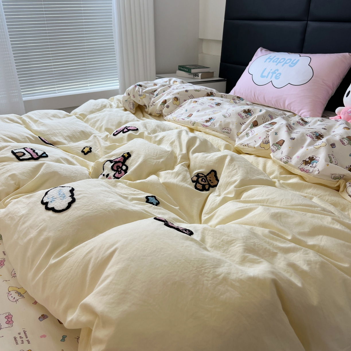 91家纺网 家纺一手货源 找家纺 盼季家纺 2025新款卡通水洗棉毛巾绣四件套 毛巾绣-猫咪聚会黄