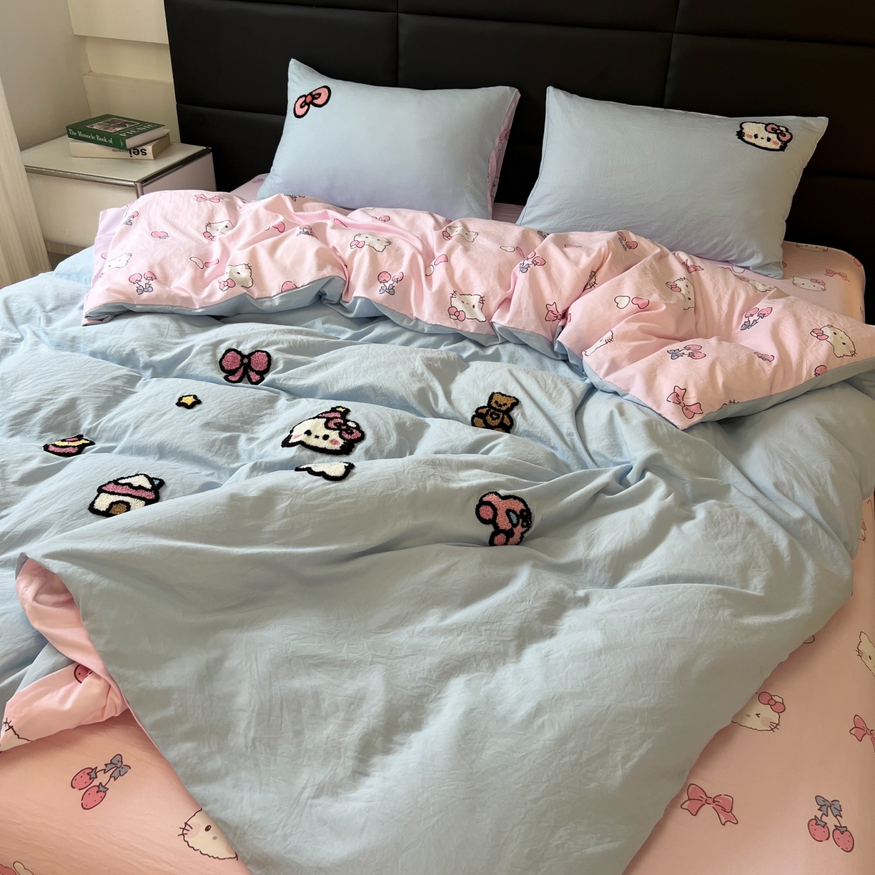 91家纺网 家纺一手货源 找家纺 盼季家纺 2025新款卡通水洗棉毛巾绣四件套 毛巾绣-猫咪聚会蓝