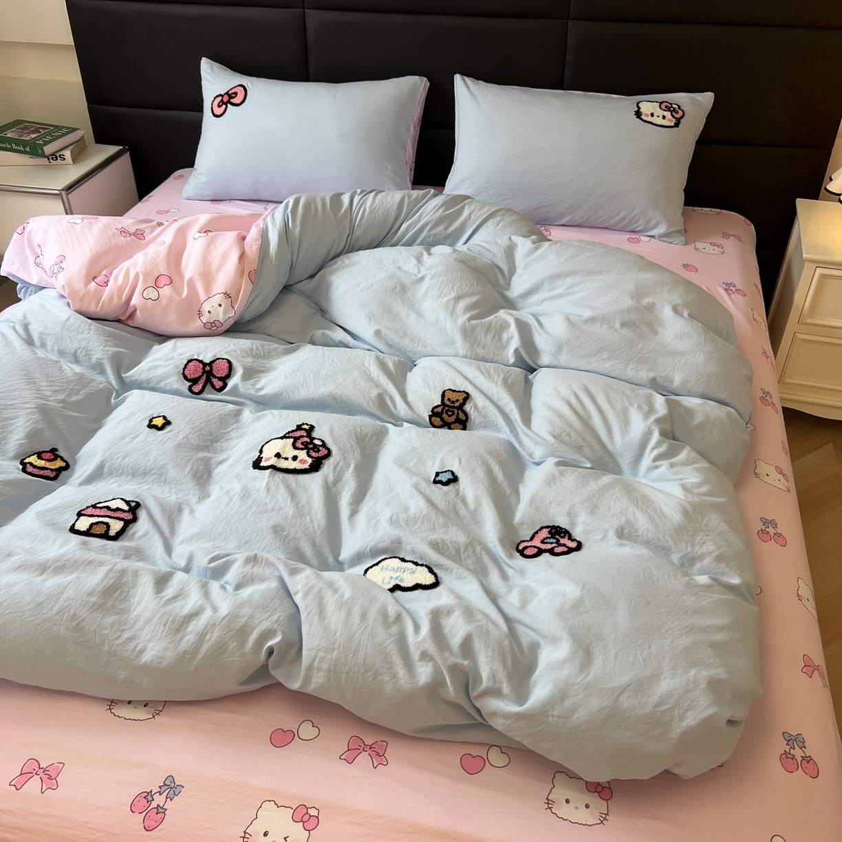 91家纺网 家纺一手货源 找家纺 盼季家纺 2025新款卡通水洗棉毛巾绣四件套 毛巾绣-猫咪聚会蓝