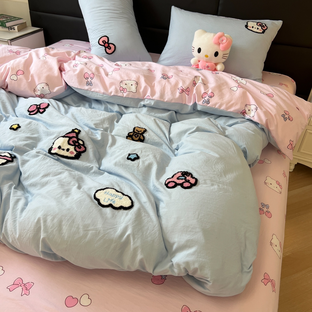 91家纺网 家纺一手货源 找家纺 盼季家纺 2025新款卡通水洗棉毛巾绣四件套 毛巾绣-猫咪聚会蓝